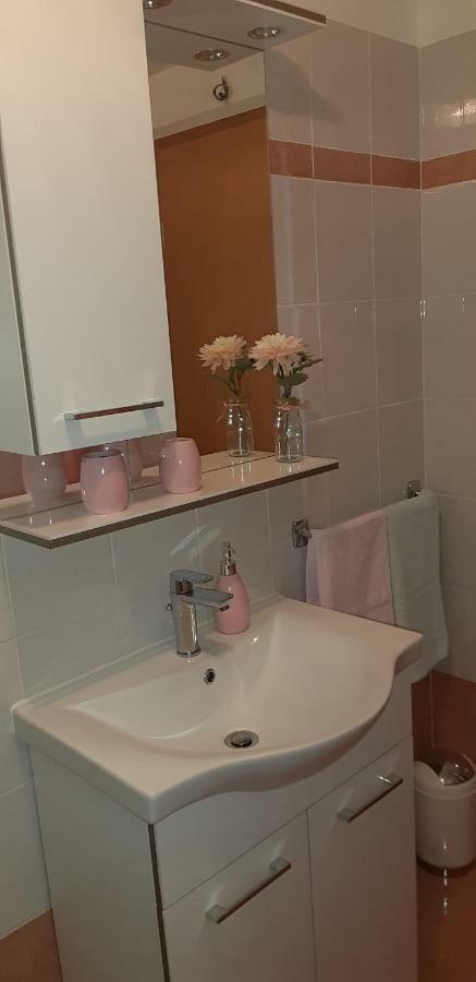 Apartmani Ana Cres Exteriör bild